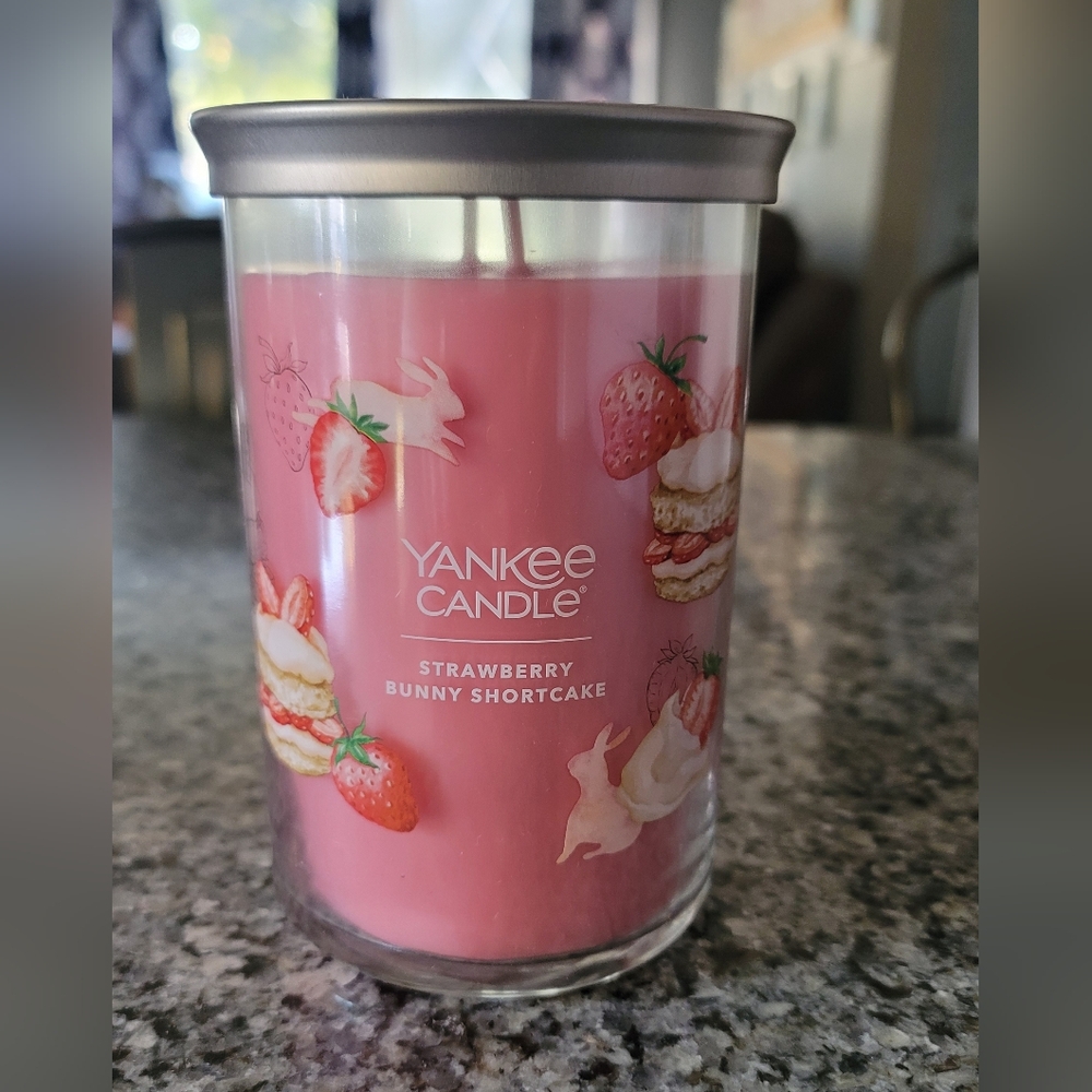 Yankee Candle Strawberry Bunny Shortcake in Pink